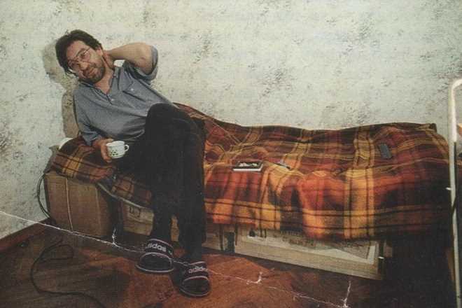 Юрий Шевчук на своей кровати