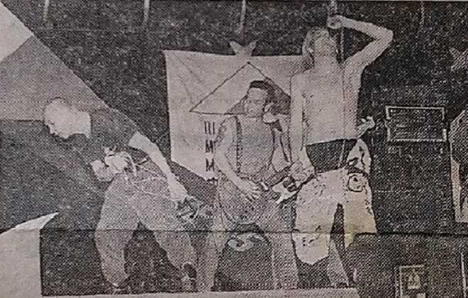 Александр Ф. Скляр (крайний слева) устал сидеть в жюри «Поколения-95» и вышел на сцену вместе с группой I.F.K.